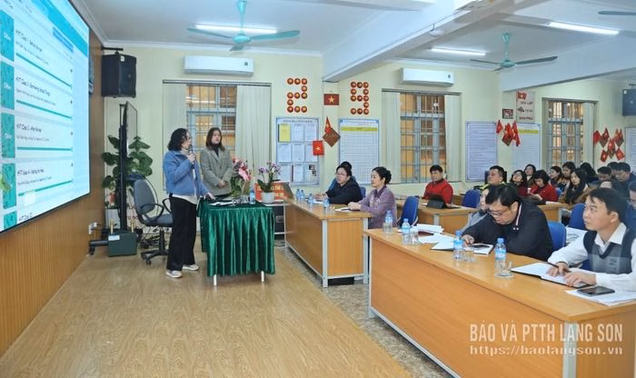 Đại diện Trường THCS Ho&agrave;ng Văn Thụ b&aacute;o c&aacute;o triển khai tiếng Anh