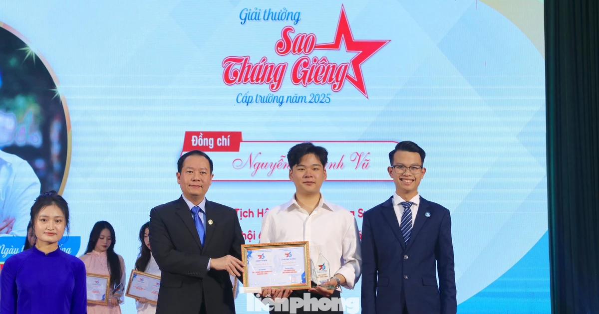 Đại học Vinh tôn vinh 103 sinh viên “5 tốt” và Giải Sao Tháng Giêng 2025