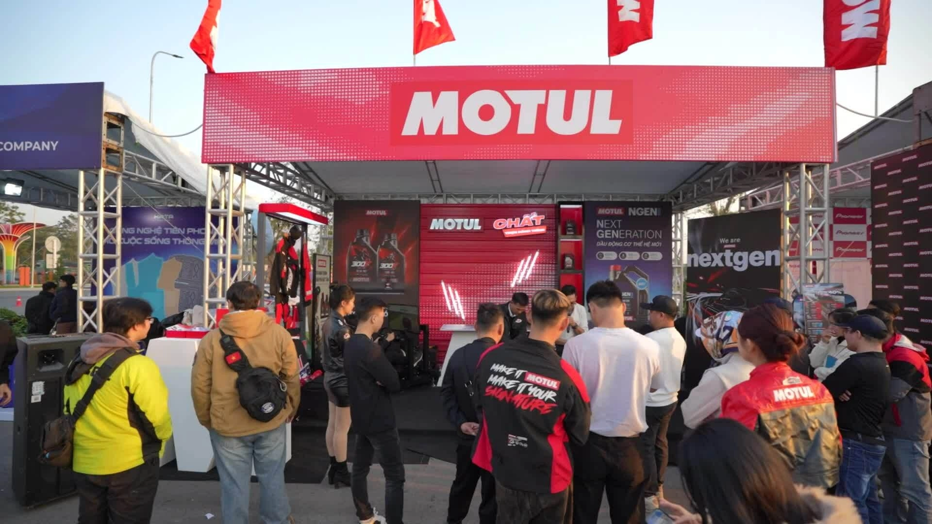 Dầu nhớt Motul tạo điểm nhấn tại Triển l&atilde;m Vietnam Mobility Show. Nguồn: Văn Ngọc