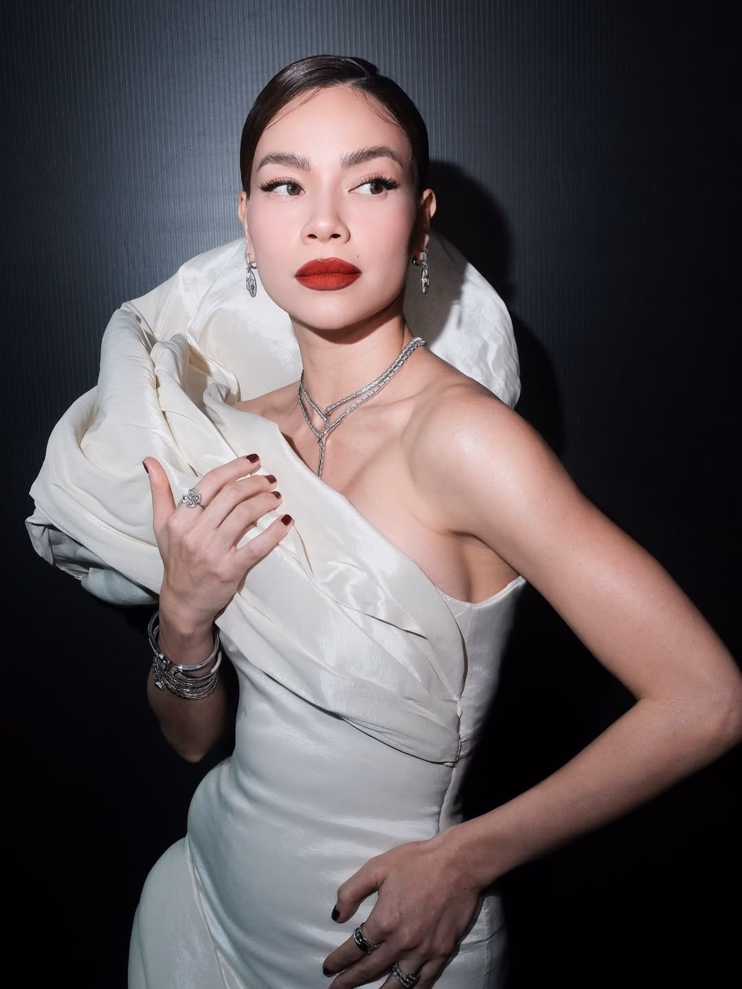 Đầm lệch vai của Hồ Ngọc H&agrave; trong đ&ecirc;m giao thừa 2026