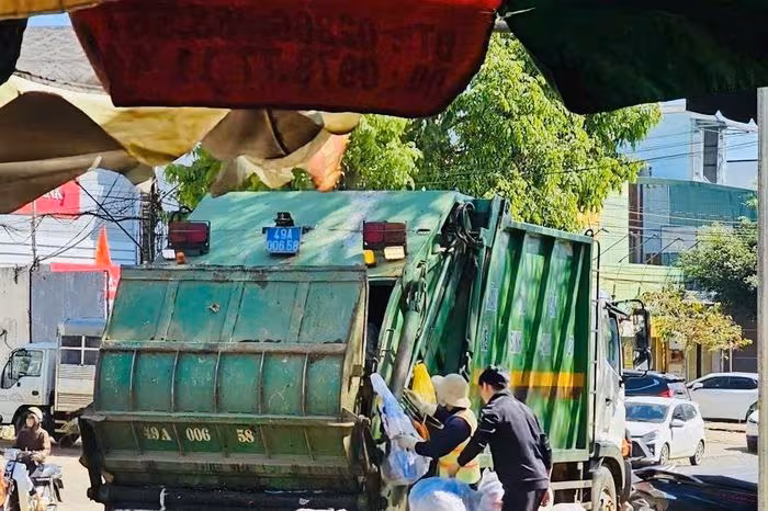 Di Linh (Lâm Đồng) thu gom rác thải tồn đọng dọc quốc lộ 20, khôi phục mỹ quan đô thị