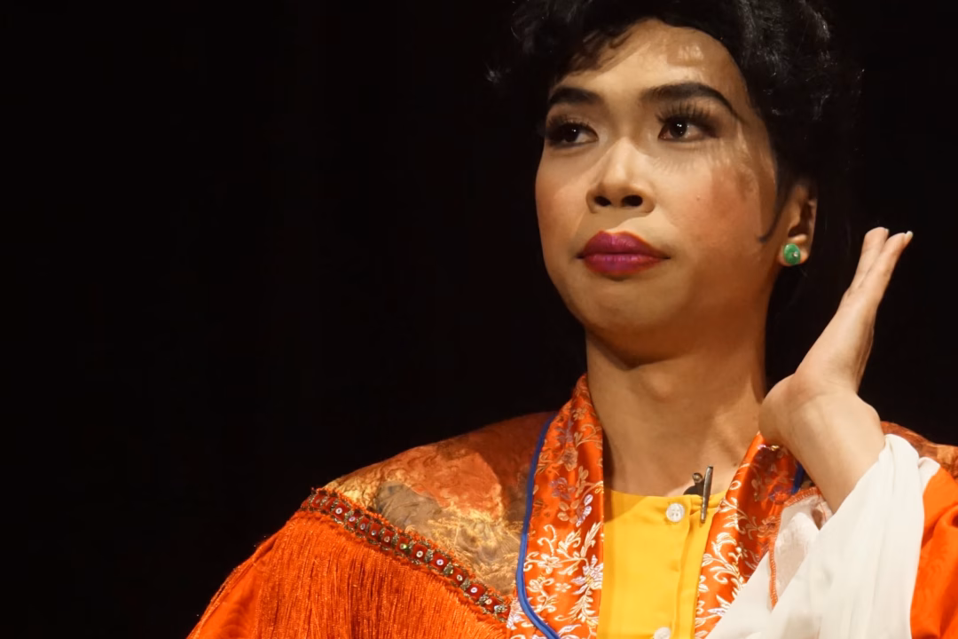 C&aacute;c diễn vi&ecirc;n G&aacute;nh h&aacute;t về khuya tr&ecirc;n s&acirc;n khấu Thế giới trẻ