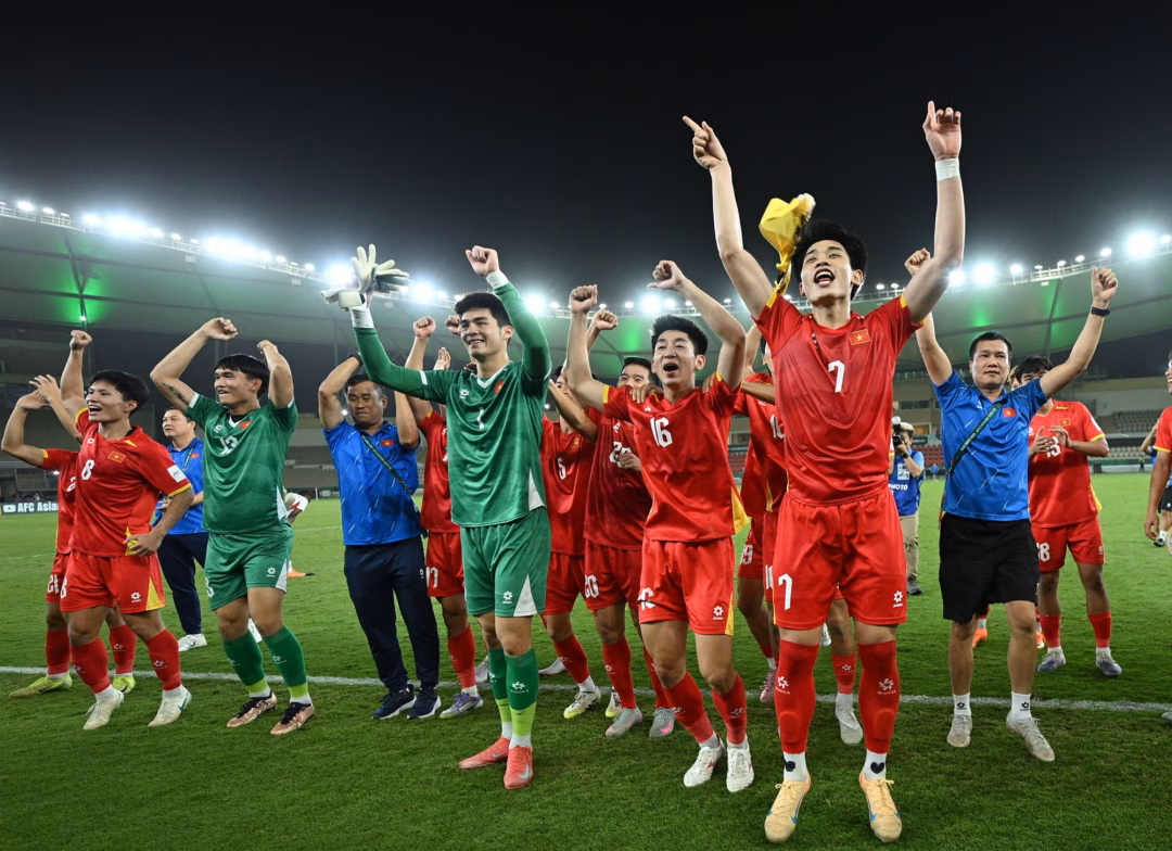 Đ&igrave;nh Bắc v&agrave; đồng đội ăn mừng chiến thắng sau 8 năm chờ đợi