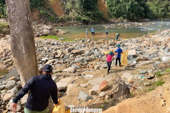 Đo&agrave;n vi&ecirc;n &aacute;o xanh vận chuyển vật liệu tại La D&ecirc;&ecirc;