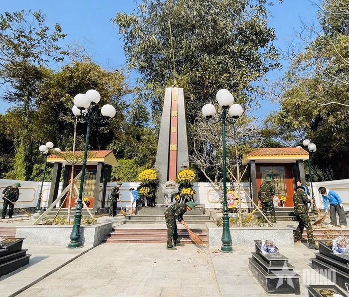 Đoàn viên Học viện Hậu cần chỉnh trang mộ liệt sĩ Yên Trạch Đoàn viên Học viện Hậu cần chỉnh trang mộ liệt sĩ Yên Trạch
