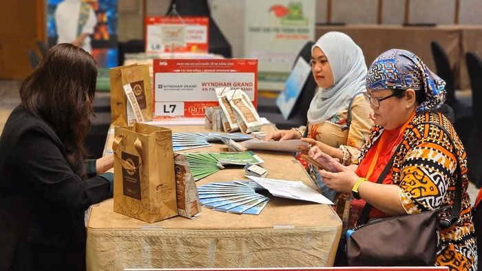 Doanh nghiệp giao lưu tại Ng&agrave;y hội du lịch Đ&agrave; Nẵng 2025