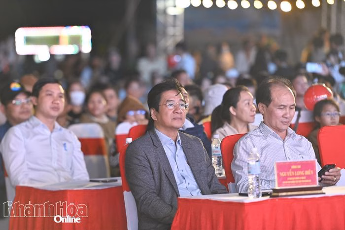 Đồng ch&iacute; Nguyễn Long Bi&ecirc;n v&agrave; đại biểu tham dự chương tr&igrave;nh nghệ thuật Năng lượng biển