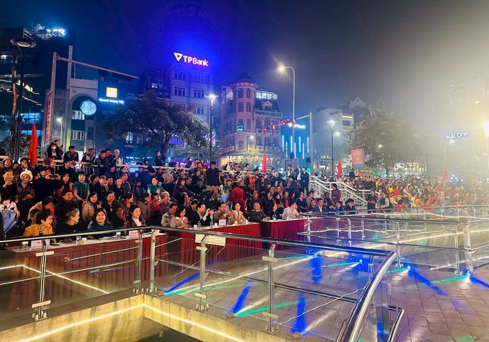 Đ&ocirc;ng đảo kh&aacute;n giả v&agrave; người d&acirc;n tới cổ vũ cho li&ecirc;n hoan