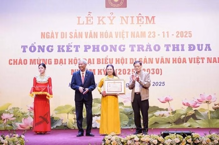 Đồng thầy Nguyễn Thị Cửu nhận kỷ niệm chương bảo tồn di sản