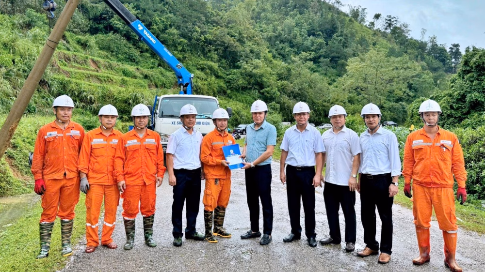 Động vi&ecirc;n CBCNV khắc phục lưới điện sau b&atilde;o