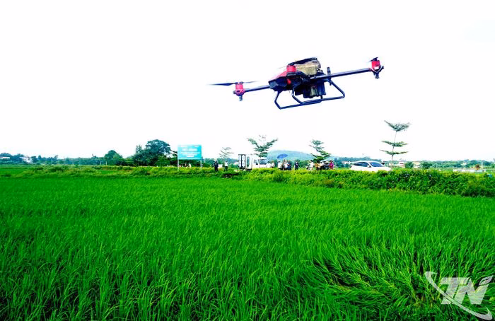 Thiết bị bay kh&ocirc;ng người l&aacute;i phun ph&acirc;n b&oacute;n hữu cơ