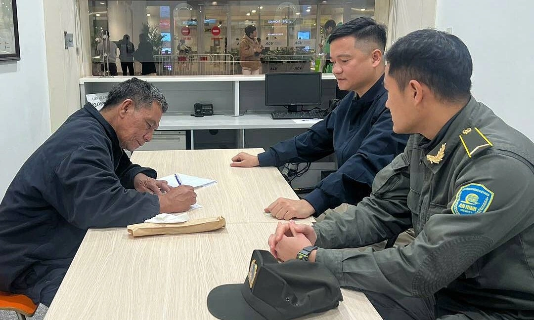 Du khách Philippines lạc tại Hồ Hoàn Kiếm nhận hỗ trợ từ sân bay Nội Bài