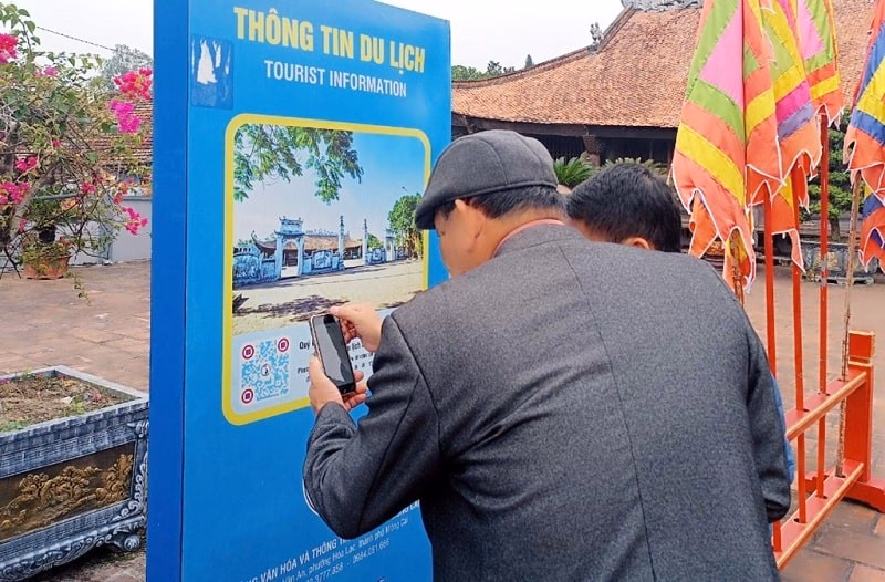 Du kh&aacute;ch qu&eacute;t m&atilde; QR tại đ&igrave;nh Tr&agrave; Cổ, M&oacute;ng C&aacute;i