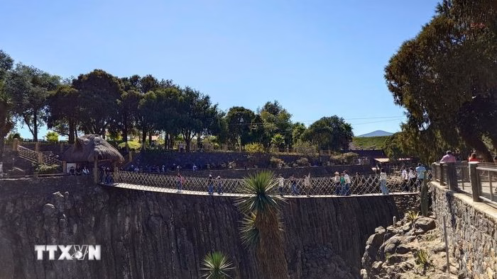 Du kh&aacute;ch tr&ecirc;n cầu treo ở Prismas Bas&aacute;lticos