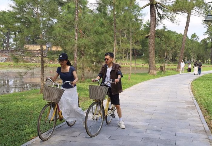 Du lịch Huế Tết 2026 Khách tham quan lăng Vua Gia Long, Huế dịp Tết Dương lịch 2026