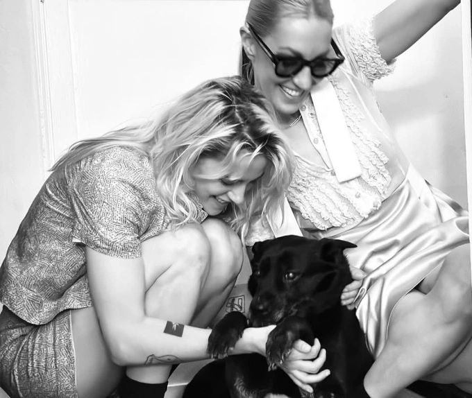 Dylan Meyer chia sẻ h&igrave;nh ảnh quấn qu&yacute;t b&ecirc;n Kristen Stewart tr&ecirc;n Instagram