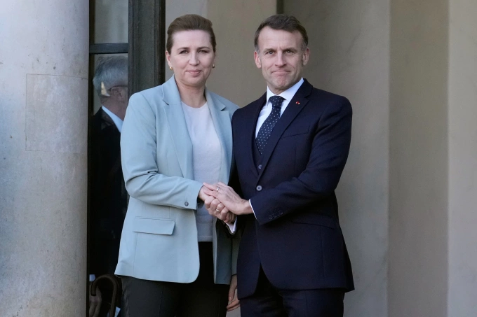 Emmanuel Macron chào đón Mette Frederiksen tại Elysee Tổng thống Pháp Emmanuel Macron (phải) chào đón Thủ tướng Đan Mạch Mette Frederiksen tại Điện Elysee ngày 6/1. Ảnh: AP