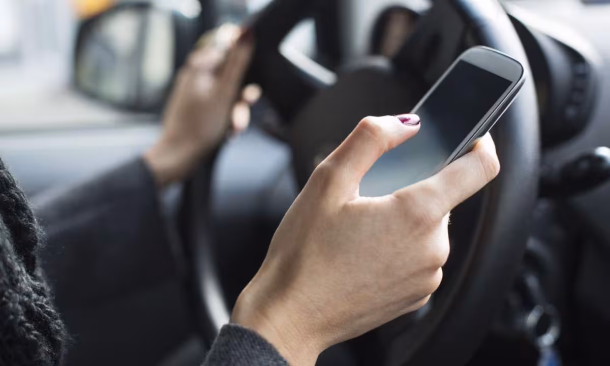 Florida đề xuất cấm lái xe cầm điện thoại: Dự luật SB1152 và những ảnh hưởng