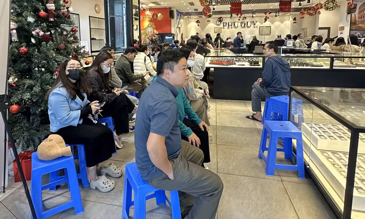 Giá Vàng Giảm Gần 4 Triệu Đồng, Đám Đông Xếp Hàng Mua Toàn Quốc