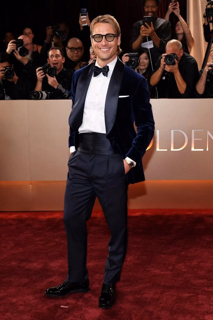 Glen Powell &ndash; tuxedo sa tanh xanh navy