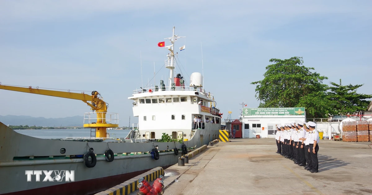 Hải đoàn 129 mang quà Tết và nhu yếu phẩm tới Đặc khu Trường Sa