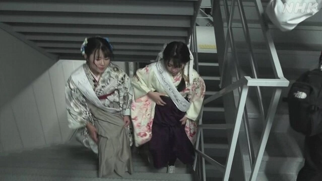 Hai thiếu nữ Nhật Bản đang leo thang bộ t&ograve;a nh&agrave; Abeno Harukas ở Osaka