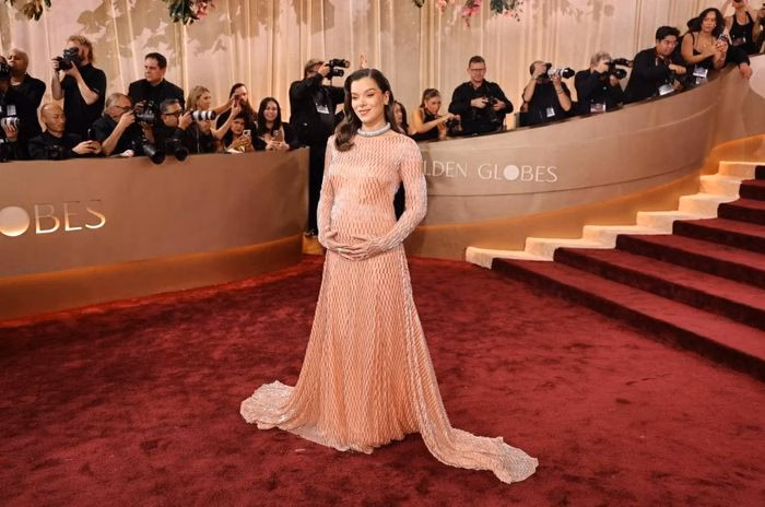 Hailee Steinfeld t&ocirc;n vinh bụng bầu bằng sequin bạc