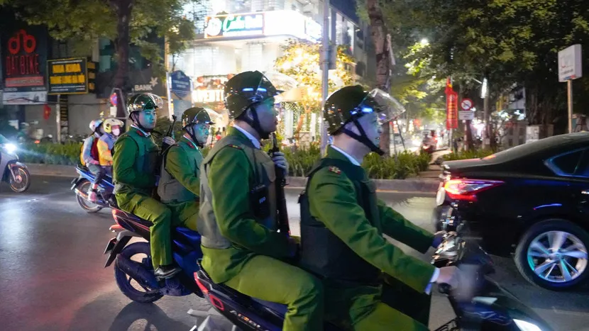 C&ocirc;ng an phường L&aacute;ng thực hiện tuần tra vũ trang