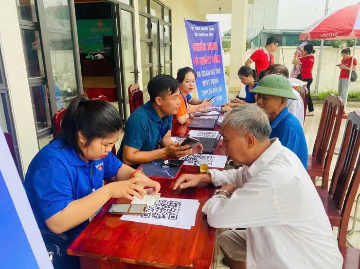 C&ocirc;ng d&acirc;n tại x&atilde; Thường T&iacute;n nhận hỗ trợ chuyển đổi số