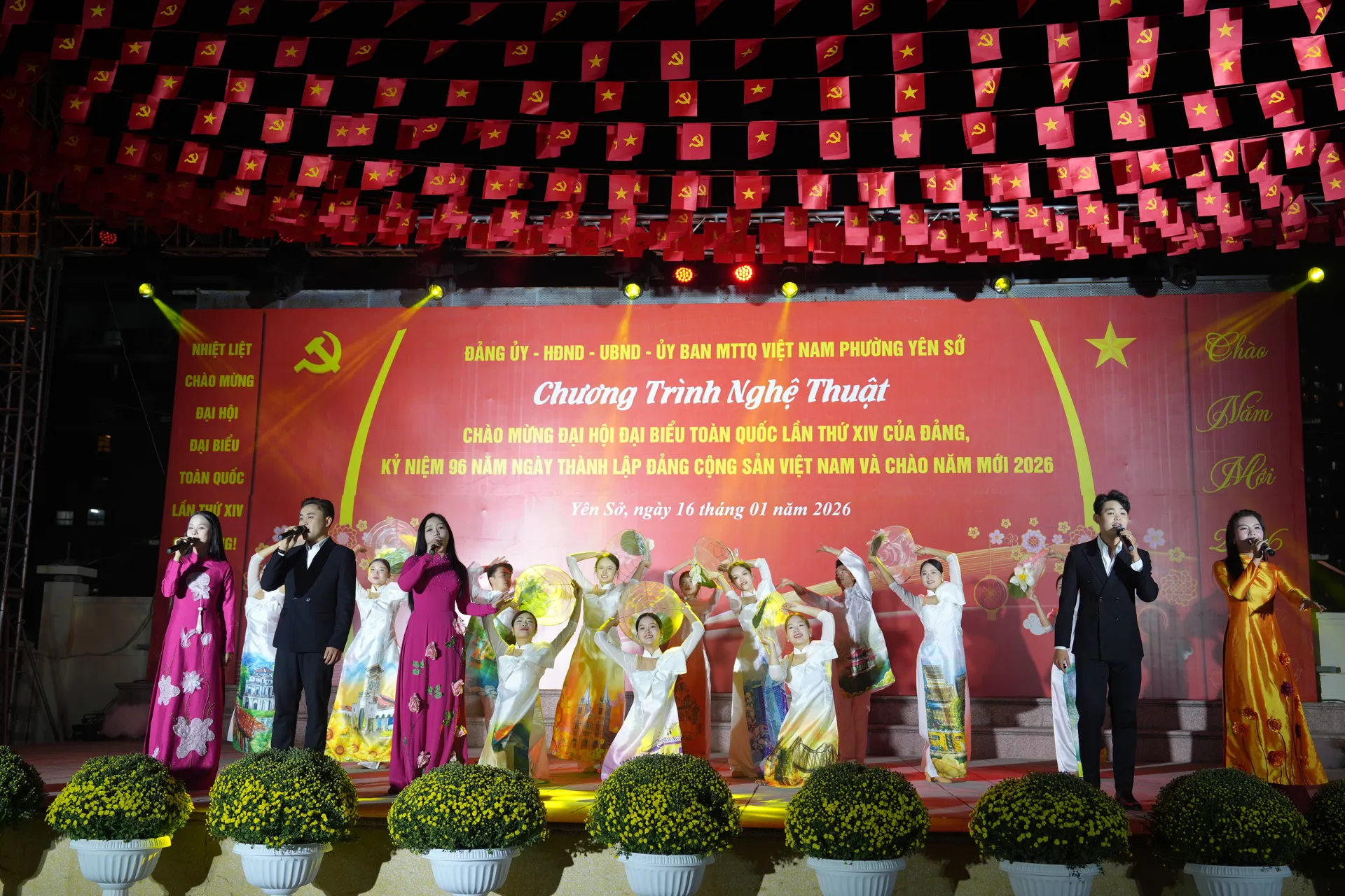 Biểu diễn &ldquo;Việt Nam I Love&rdquo; tr&ecirc;n s&acirc;n khấu