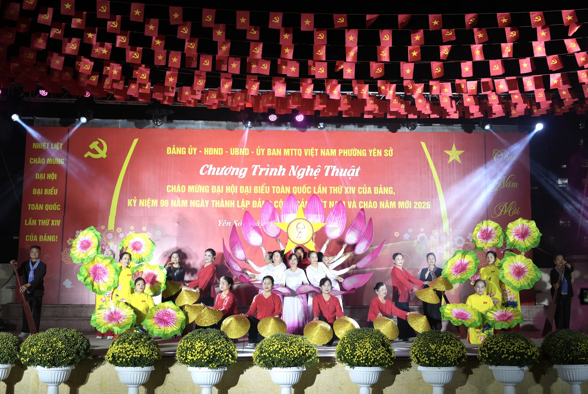 Tiết mục &ldquo;Từ L&agrave;ng Sen&rdquo; do Tổ d&acirc;n phố số 1 biểu diễn