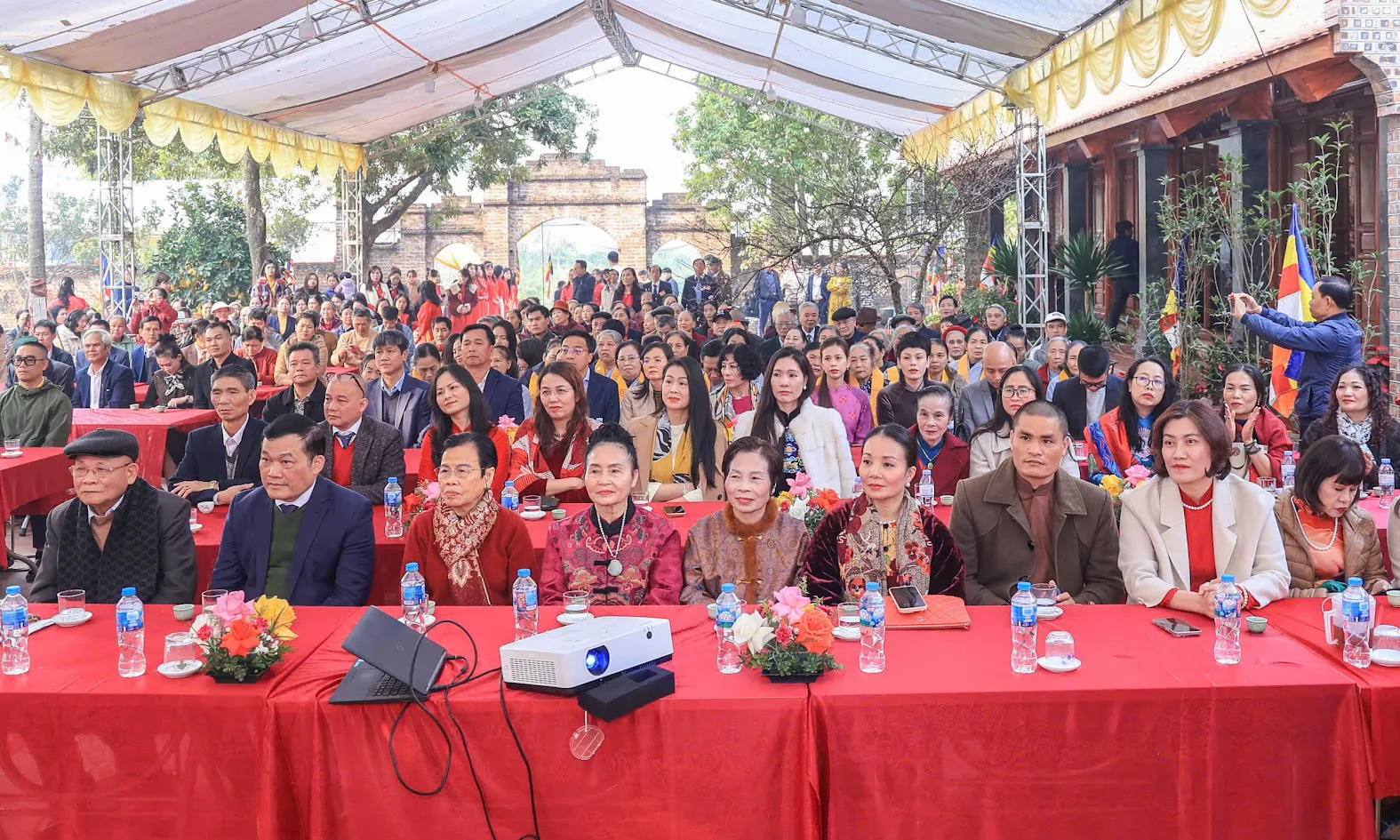 Cư d&acirc;n v&agrave; phật tử tham dự lễ