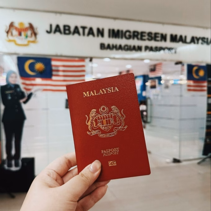 Hộ chiếu Malaysia – bìa màu đỏ đậm Hộ chiếu Malaysia – bìa màu đỏ đậm, biểu tượng quốc gia