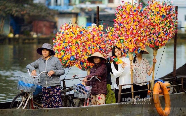 Hoa giấy Thanh Ti&ecirc;n được b&agrave;y b&aacute;n tại c&aacute;c chợ v&agrave; cửa h&agrave;ng du lịch