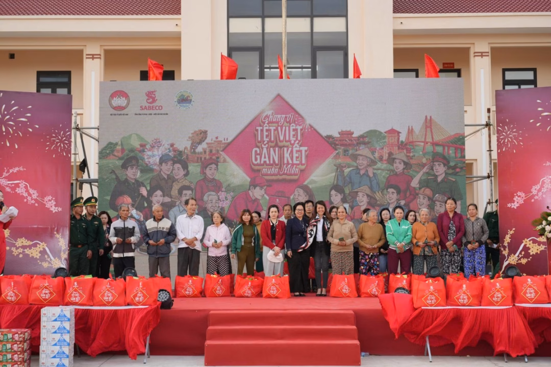 Hoạt động giao lưu văn ho&aacute; v&agrave; tặng qu&agrave; Tết