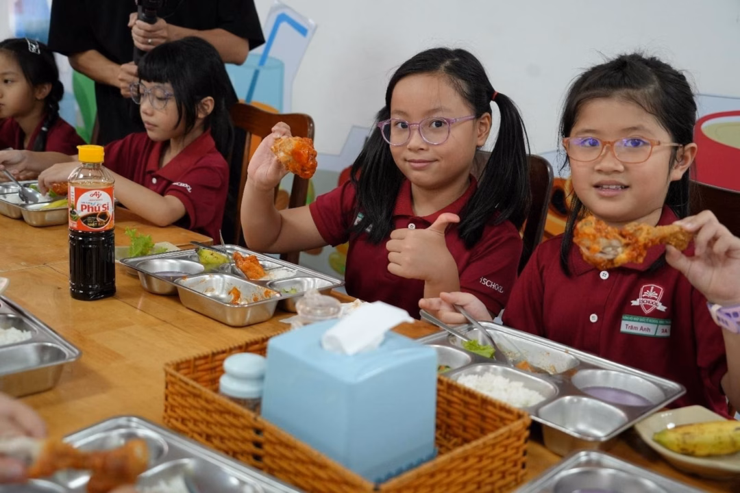 Học sinh thưởng thức bữa trưa tại trường Học sinh thưởng thức bữa trưa tại trường