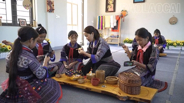 Học sinh Trường Phổ th&ocirc;ng D&acirc;n tộc B&aacute;n tr&uacute; Tiểu học & THCS Dế Su Ph&igrave;nh đang th&ecirc;u thổ cẩm