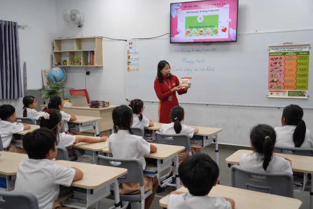 Học sinh xem video dinh dưỡng trước giờ ăn Học sinh xem video dinh dưỡng trước giờ ăn