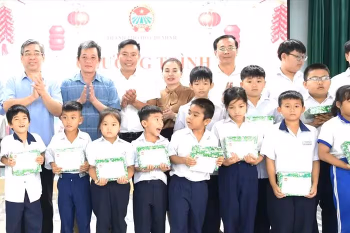 Hội Nông dân TP.HCM trao 25 quà Tết cho trẻ em nghèo 2026