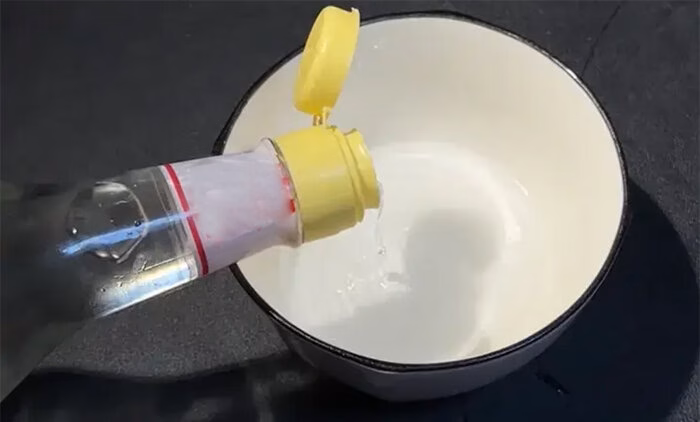 Hỗn hợp giấm trắng, muối v&agrave; nước ấm