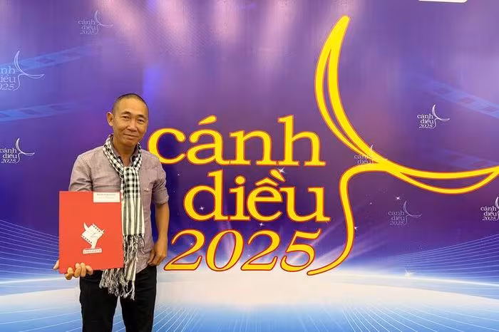 Huỳnh Bá Phúc nhận bằng khen tại Lễ trao Giải Cánh Diều 2025 – Cột mốc mới cho đạo diễn trẻ