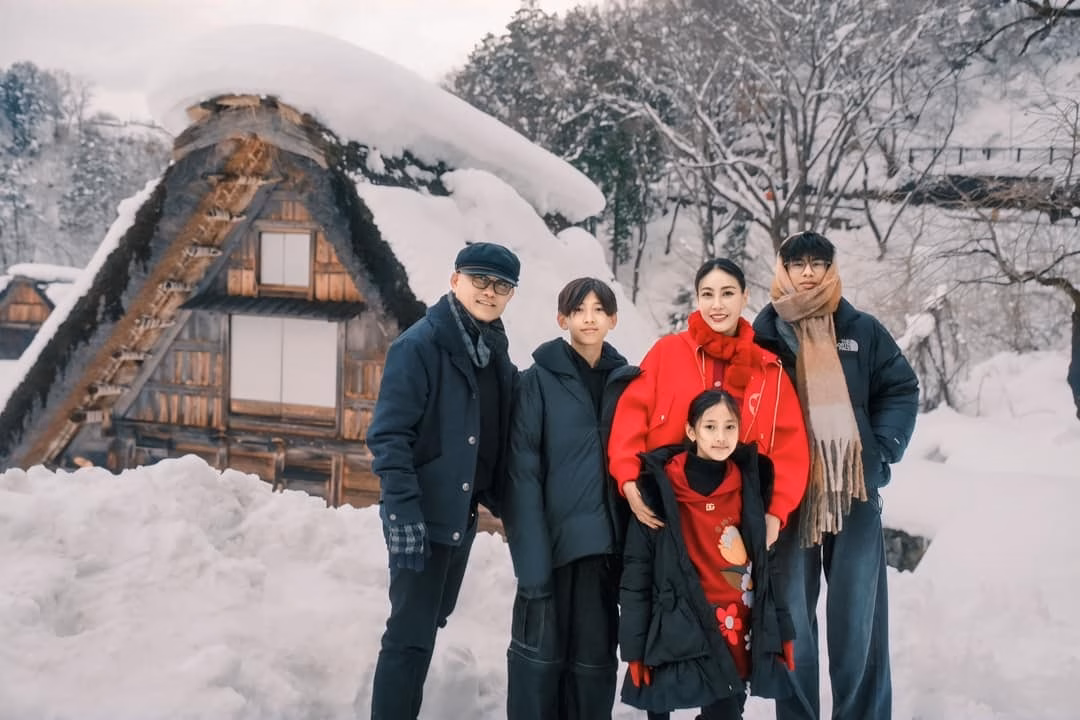 Kamen v&agrave; mẹ trong buổi mua sắm thời trang