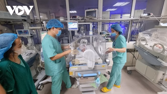 Mẹ chăm s&oacute;c con trong lồng ấp qua Kangaroo Care