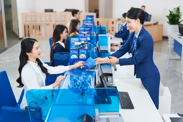Kh&aacute;ch h&agrave;ng đến quầy NCB để mở sổ tiết kiệm với l&atilde;i suất ưu đ&atilde;i