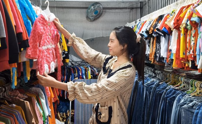 Kh&aacute;ch h&agrave;ng lựa chọn quần &aacute;o tại chợ Thứ Ba - ti&ecirc;u d&ugrave;ng th&ocirc;ng minh