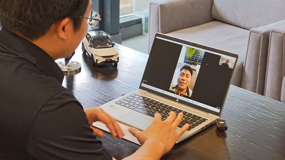 Đại diện Geely ch&uacute;c mừng kh&aacute;ch h&agrave;ng tr&uacute;ng Coolray