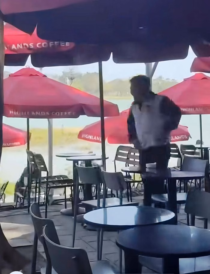 Kh&aacute;ch h&agrave;ng v&agrave; nh&acirc;n vi&ecirc;n qu&aacute;n c&agrave; ph&ecirc; chạy trốn sau vụ rượt ch&eacute;m