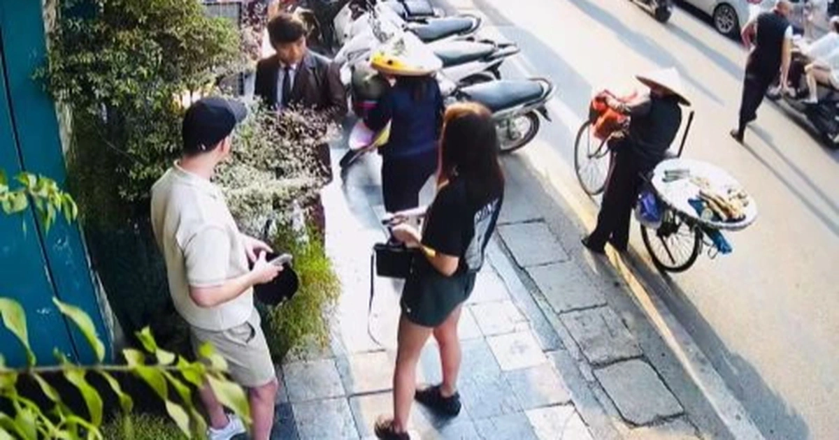 Khách Tây bị “chặt chém” 850.000 đồng cho nón lá ở phố cổ Hà Nội