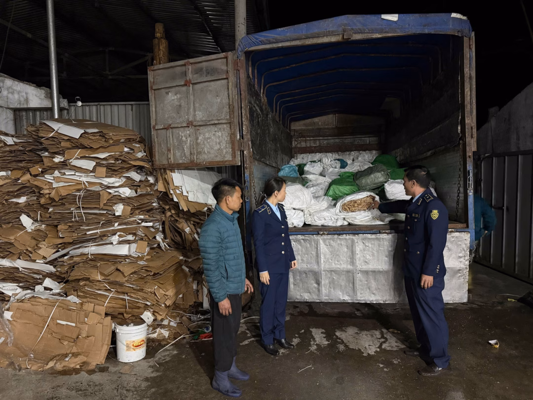 Quảng Ninh phát hiện 7 tấn chân gà và xúc xích nhập lậu Tết 2026