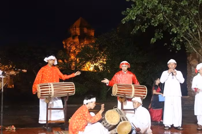 Khám phá đêm di tích tháp Pô Sah Inư: Trải nghiệm văn hoá Chăm cho du khách quốc tế